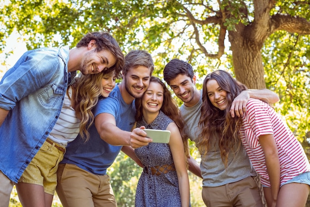 Amici felici che prendono un selfie