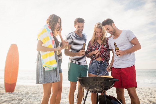 Amici felici che preparano barbecue