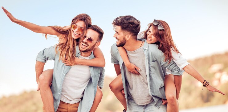 Amici felici che si divertono sulla spiaggia
