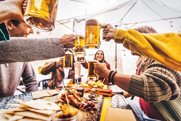 Amici felici che si godono l'happy hour bevendo birra al pub del birrificio