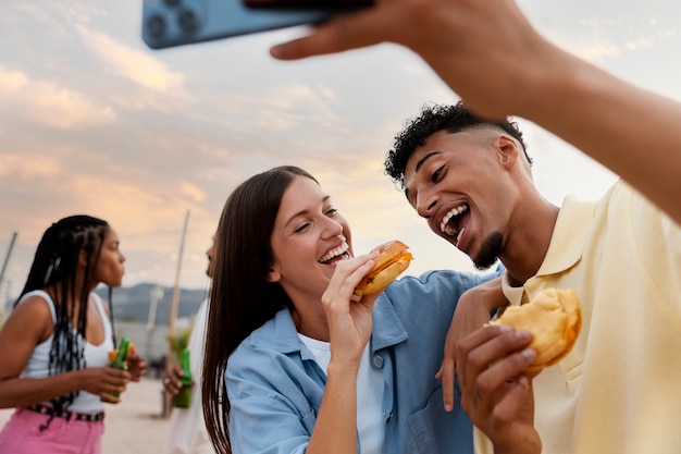 Amici felici di tiro medio con il cibo