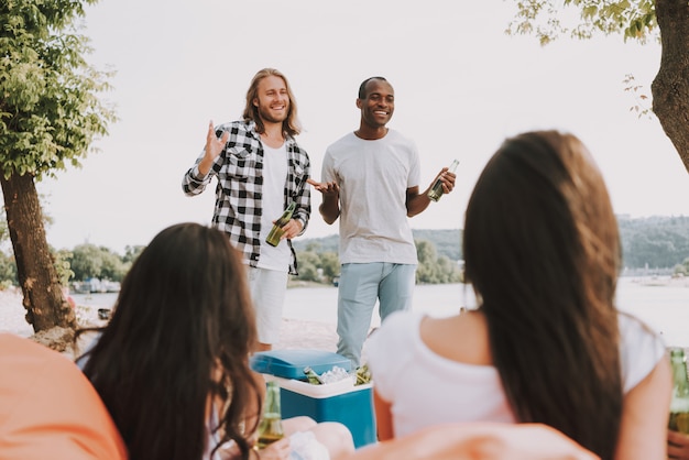 Amici felici hanno preso birra per Beach Party