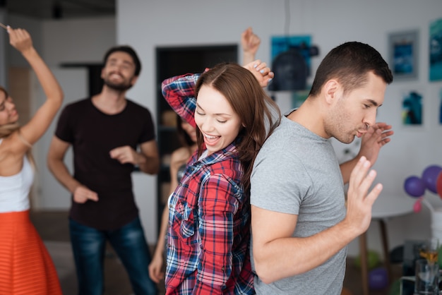 Amici felici insieme. Man Dance with Woman.