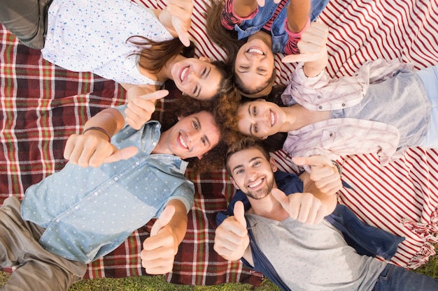 Amici felici nel parco che ha picnic