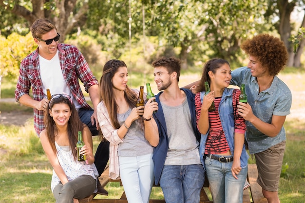 Amici felici nel parco con barbecue