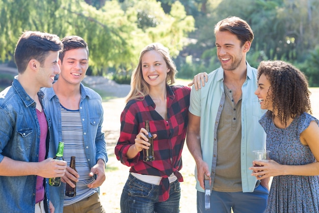 Amici felici nel parco con barbecue