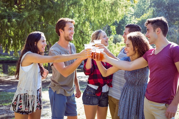 Amici felici nel parco con birre