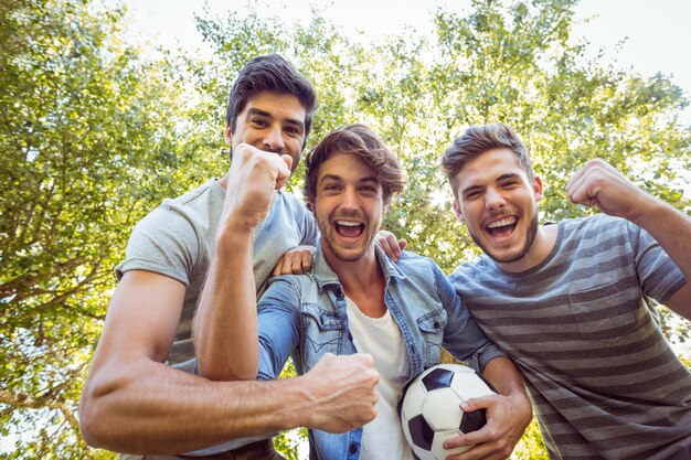 Amici felici nel parco con il calcio