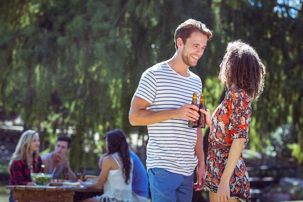 Amici felici nel parco pranzare