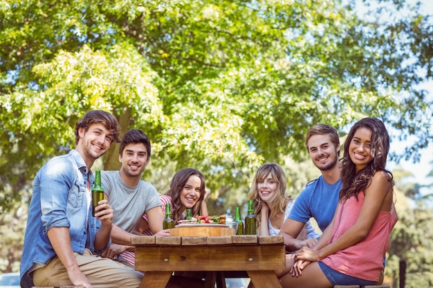 Amici felici nel parco pranzare