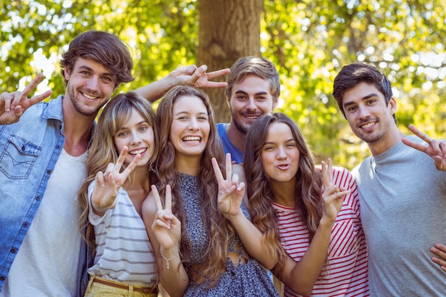 Amici felici nel parco