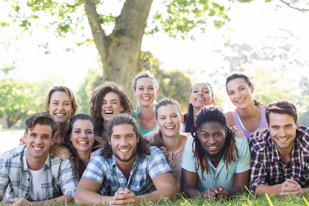 Amici felici nel parco