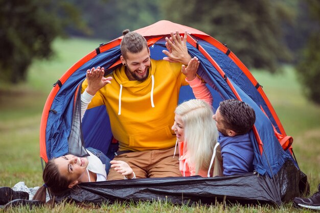 Amici felici nella loro tenda