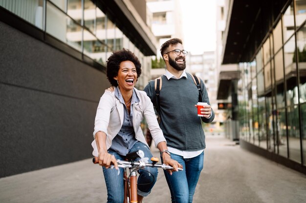 Amici felici, trasporto ecologico, città, bicicletta, concetto divertente.