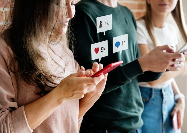 Amici felici utilizzando il concetto di social media smartphone