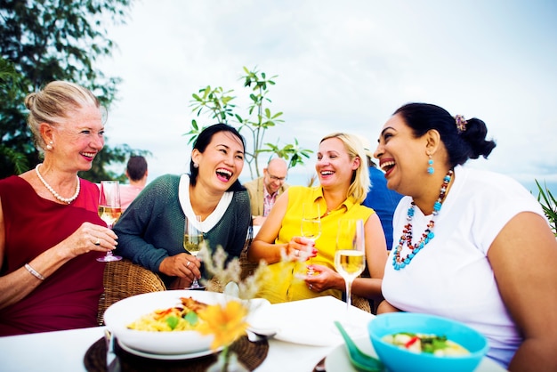 Amici femminili cenando sulla spiaggia