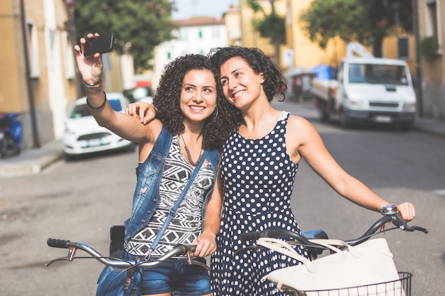 Amici femminili che prendono un selfie con le loro biciclette.