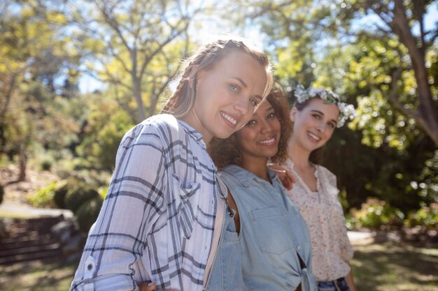 Amici femminili che stanno insieme al braccio intorno