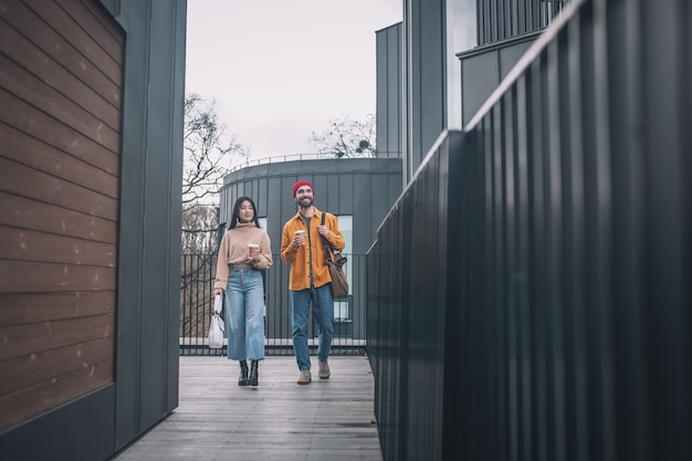 Amici. Giovane uomo e donna in abiti casual che camminano insieme