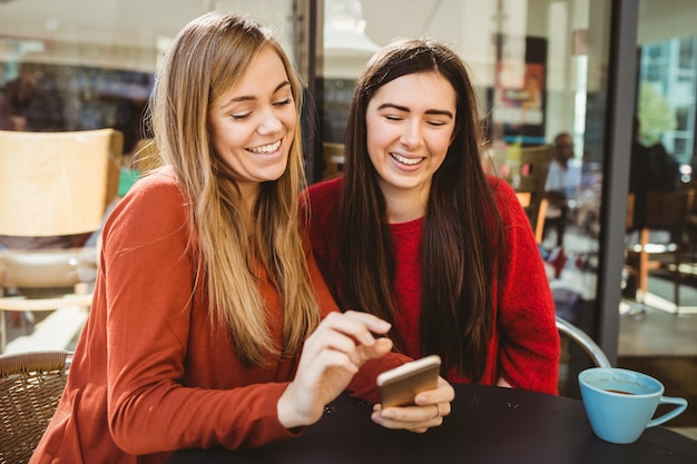 Amici guardando smartphone