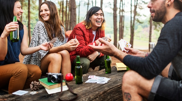 Amici in campeggio nella foresta