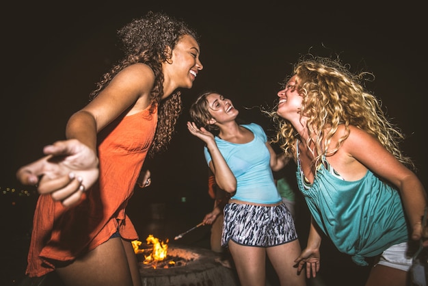 Amici in festa sulla spiaggia