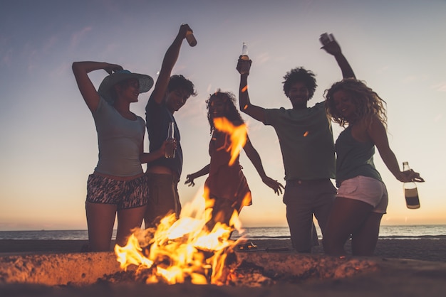 Amici in festa sulla spiaggia