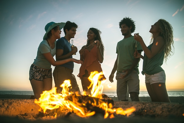 Amici in festa sulla spiaggia