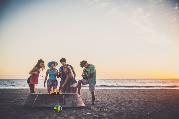 Amici in festa sulla spiaggia