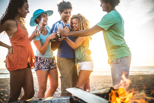 Amici in festa sulla spiaggia