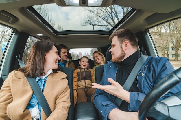 Amici in macchina con il concetto di viaggio in auto per bambini