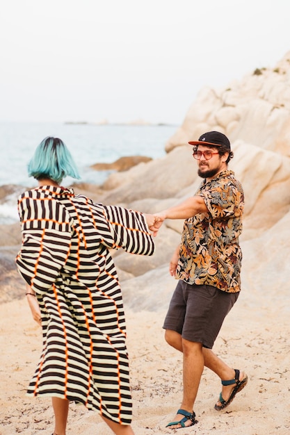 Amici in piedi sulla spiaggia