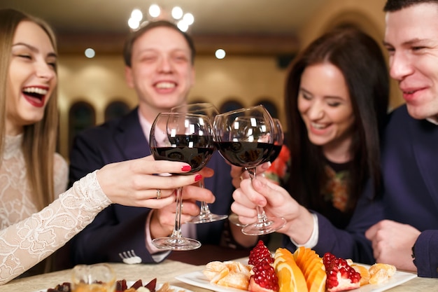 Amici in un ristorante che bevono vino.