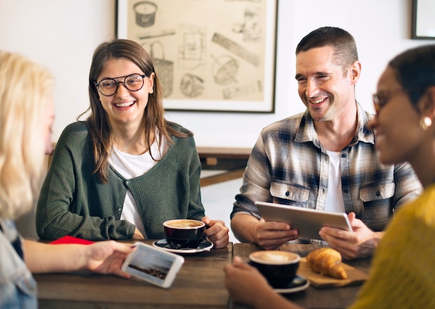 Amici in una caffetteria