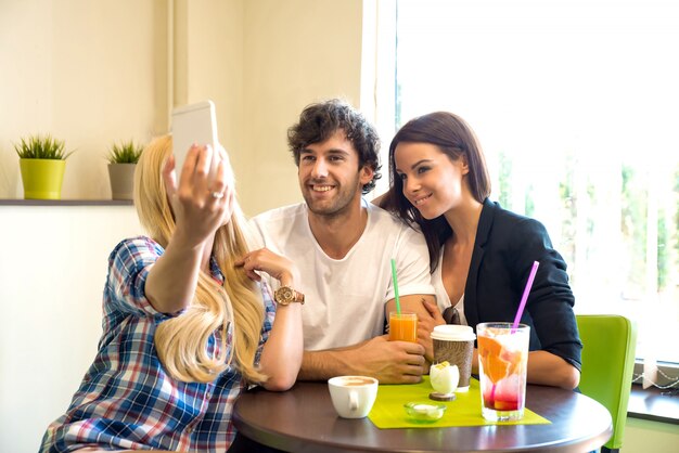 Amici in una caffetteria