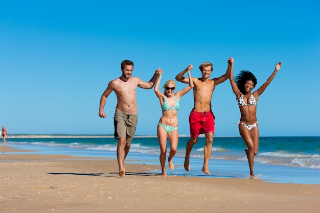 Amici in vacanza al mare