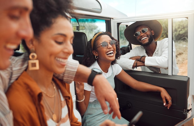 Amici in viaggio su strada e viaggi con un gruppo di uomini e donne che ridono o scherzano seduti in un'auto all'aperto nella natura Buone vacanze e trasporti con un gruppo di amici che si divertono durante un'avventura