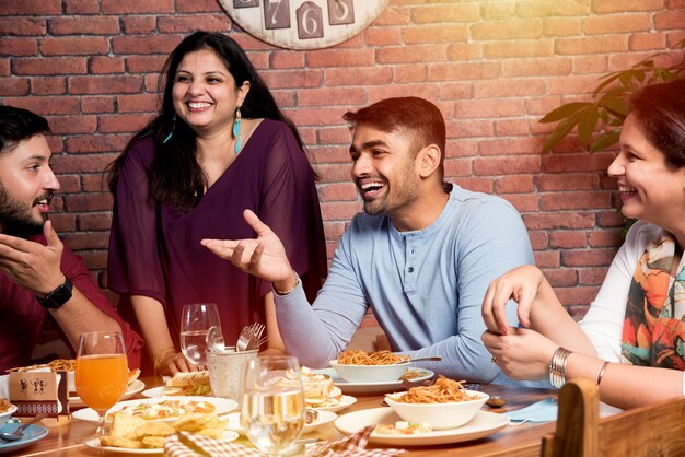 Amici indiani che mangiano o cenano al ristorante. Persone asiatiche in faccia per ritrovi, riunioni o feste. Coffee Shop celebrazione amicizia insieme concept