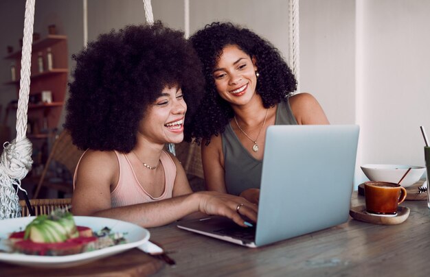 Amici laptop e web designer donne al bar che lavorano alla partnership di pianificazione digitale e alla collaborazione sul sito Web Team di marketing digitale donna nera e strategia di app SEO tech al bar