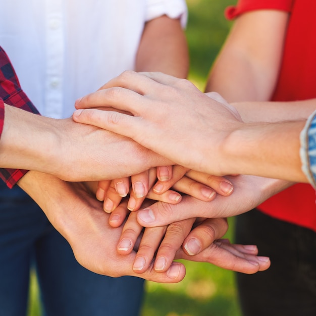 amici lavoro di squadra. mani insieme. amicizia per sempre, solidarietà, squadra giovanile