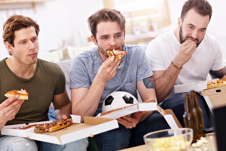 amici maschi felici che tifano e guardano lo sport in tv
