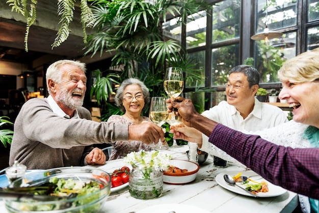 Amici maturi a una cena