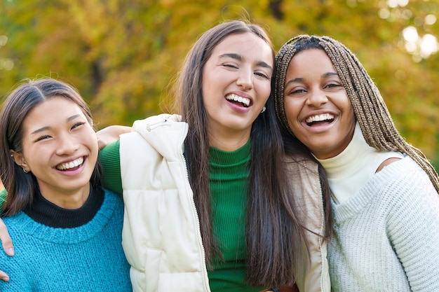 Amici multietnici che si divertono nel parco