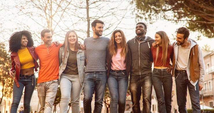 Foto amici multietnici felici che camminano in città