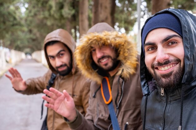 Amici musulmani arabi felici che si godono la vita all'università