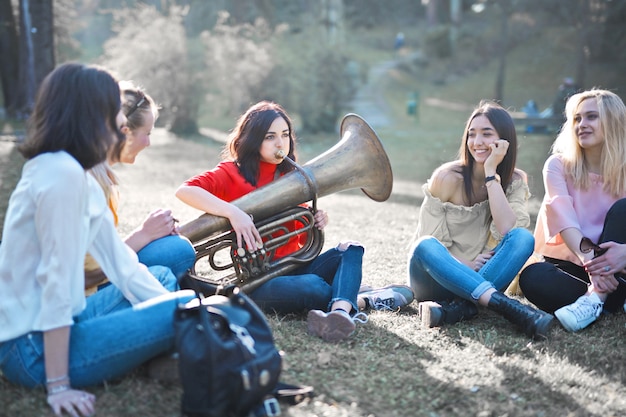 Amici nel campo che suonano alla musica