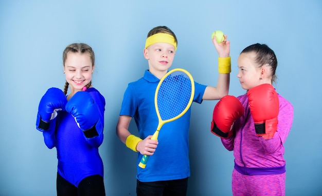 Amici pronti per l'allenamento sportivo Fratelli sportivi Il bambino potrebbe eccellere in uno sport completamente diverso Ragazze bambini con attrezzature sportive da boxe e giocatore di tennis ragazzo Modi per aiutare i bambini a trovare lo sport che amano