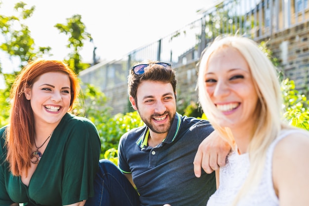 Amici ridendo e divertendosi insieme al parco