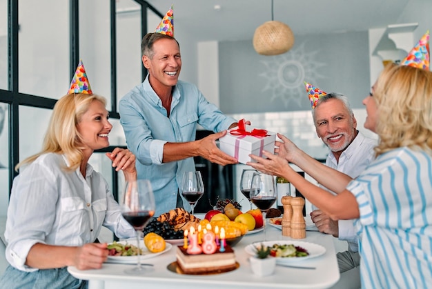 Amici senior che festeggiano il compleanno