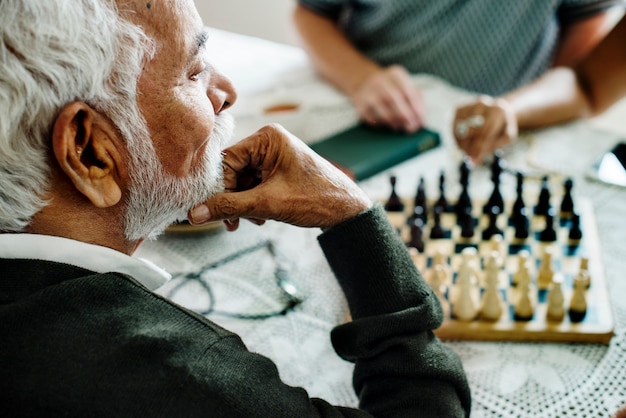 Amici senior che giocano insieme a scacchi